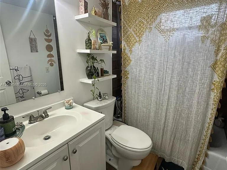 3910 Crystal Lake Dr #201 — Photo 10