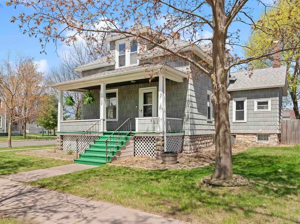 1328 10th St, Marinette, WI 54143