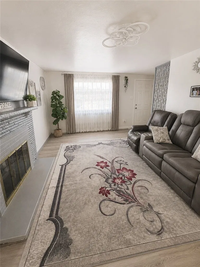 3 bed, 1.5 bath, 1176 sqft, $1,650 — Photo 1