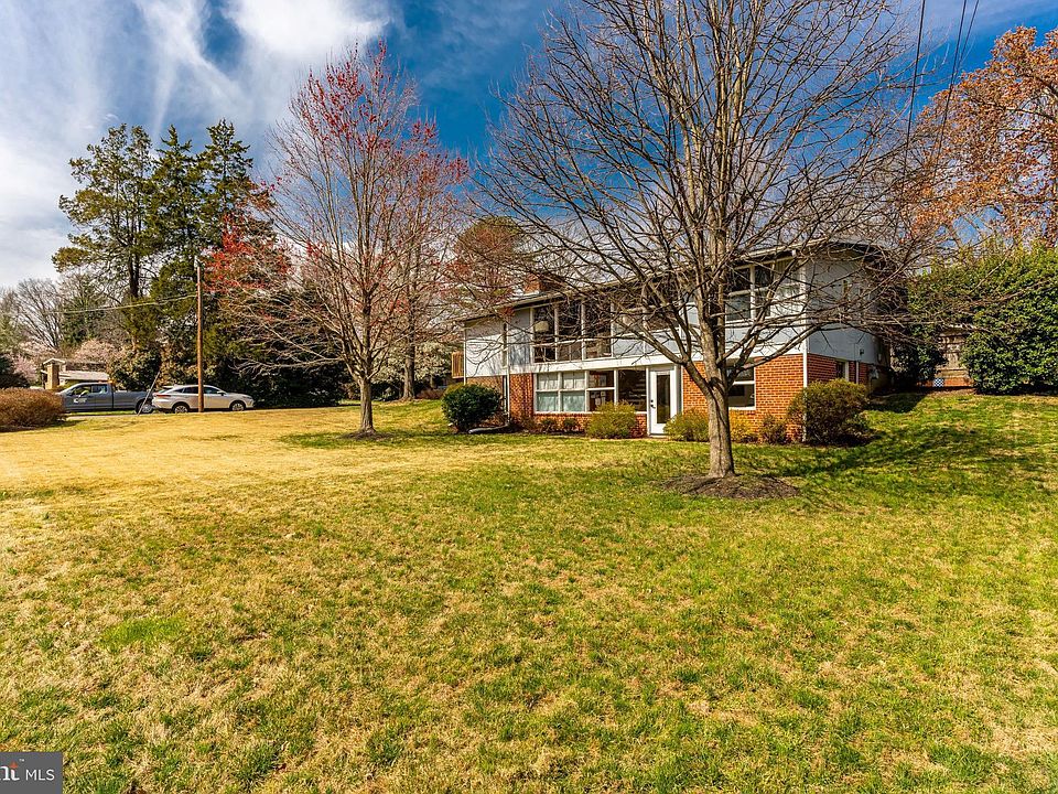 2nd image of 3327 Laurel Ct
