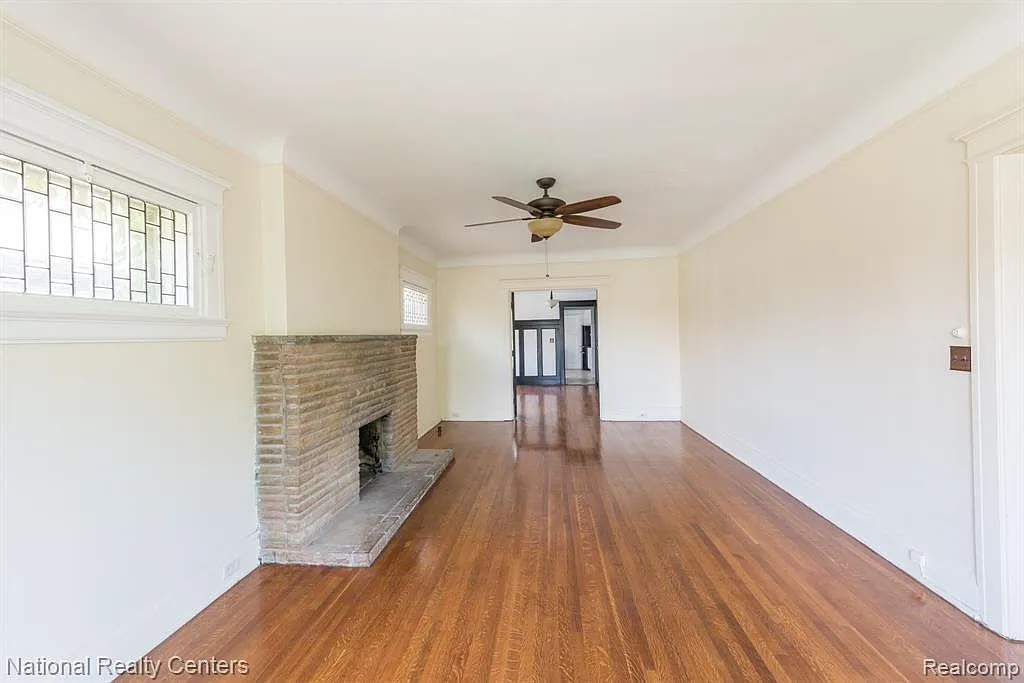 3 bed, 1.0 bath, 1945 sqft, $2,100 — Photo 4