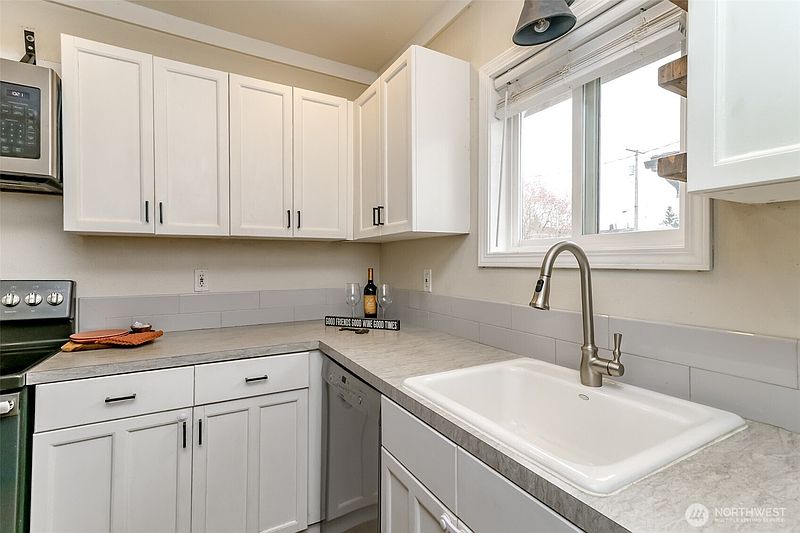 4th image of 3015 Fredrickson Street