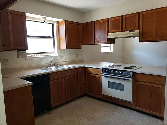 5th image of 7228 Village Dr