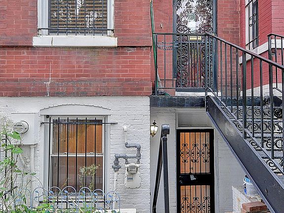 2nd image of 1209 I St SE