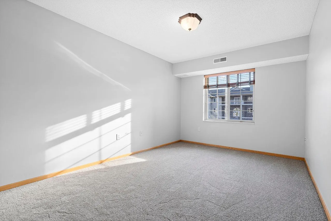 2 bed, 1050 sqft, $1,550 — Photo 3
