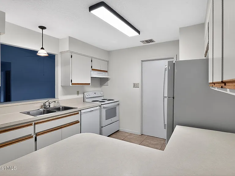 1141 Mast Ct SE — Photo 3