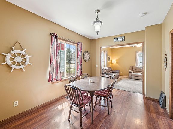 4th image of 208 Willis Ave