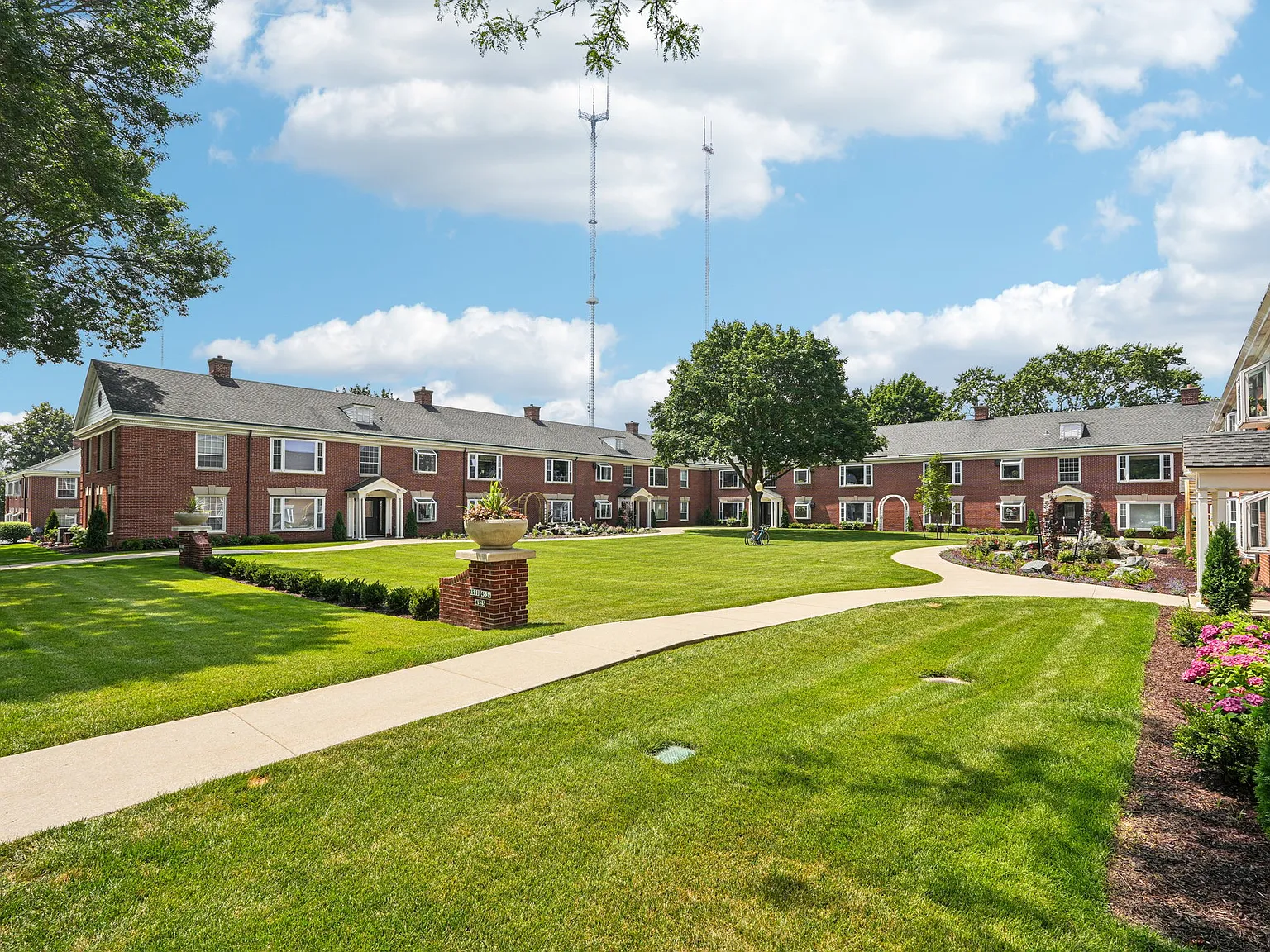 Colonial Court Apartments — Photo 3