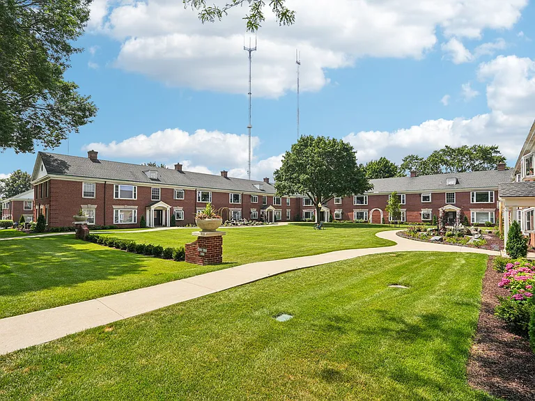Colonial Court Apartments — Photo 3