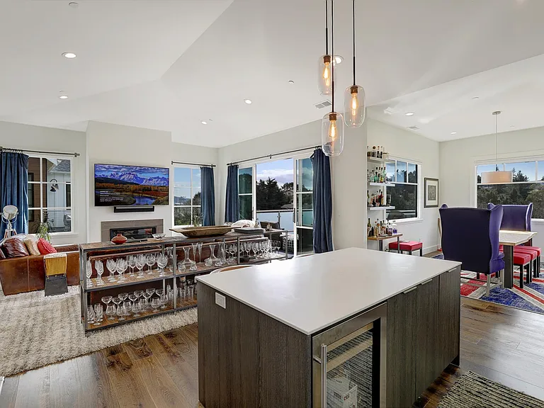 MODERN CUSTOM KITCHEN CABINETRY WITH ARCHITECTURAL GRADE APPLIANCES AND FINISHES THROUGHOUT.