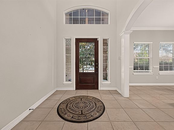 5th image of 211 April Waters Dr W