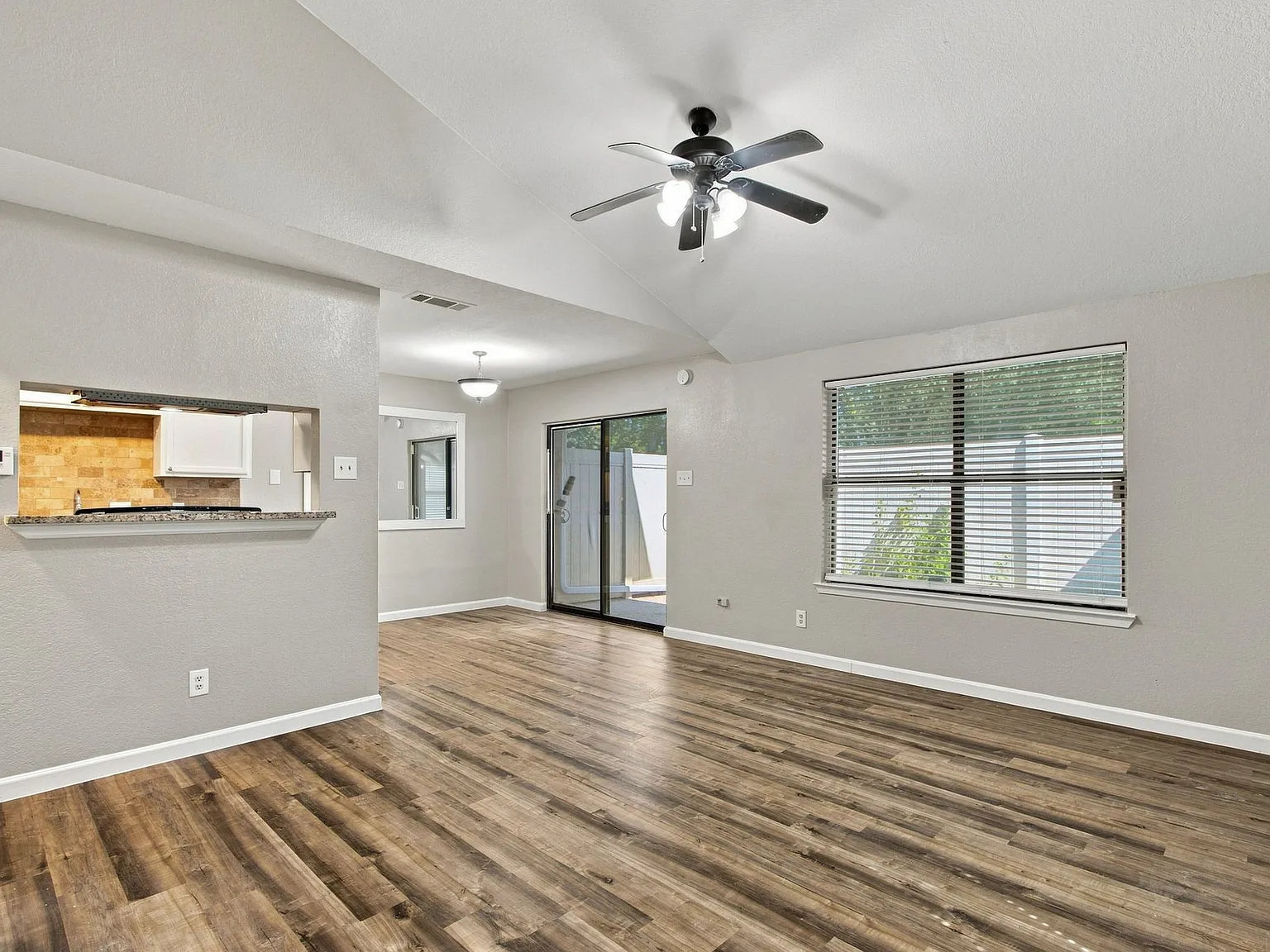 3 bed, 1083 sqft, $1,995 — Photo 2