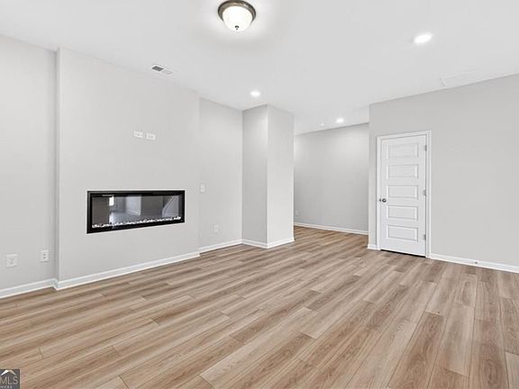 4th image of 321 Caroline Pl #175