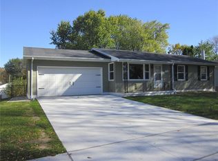 2710 Hickory Dr SW, Cedar Rapids, IA 52404