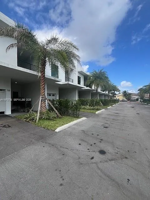 Building Photo - 2526 Pierce St #12