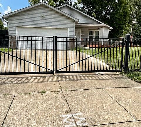 2nd image of 4040 Rookwood Ave