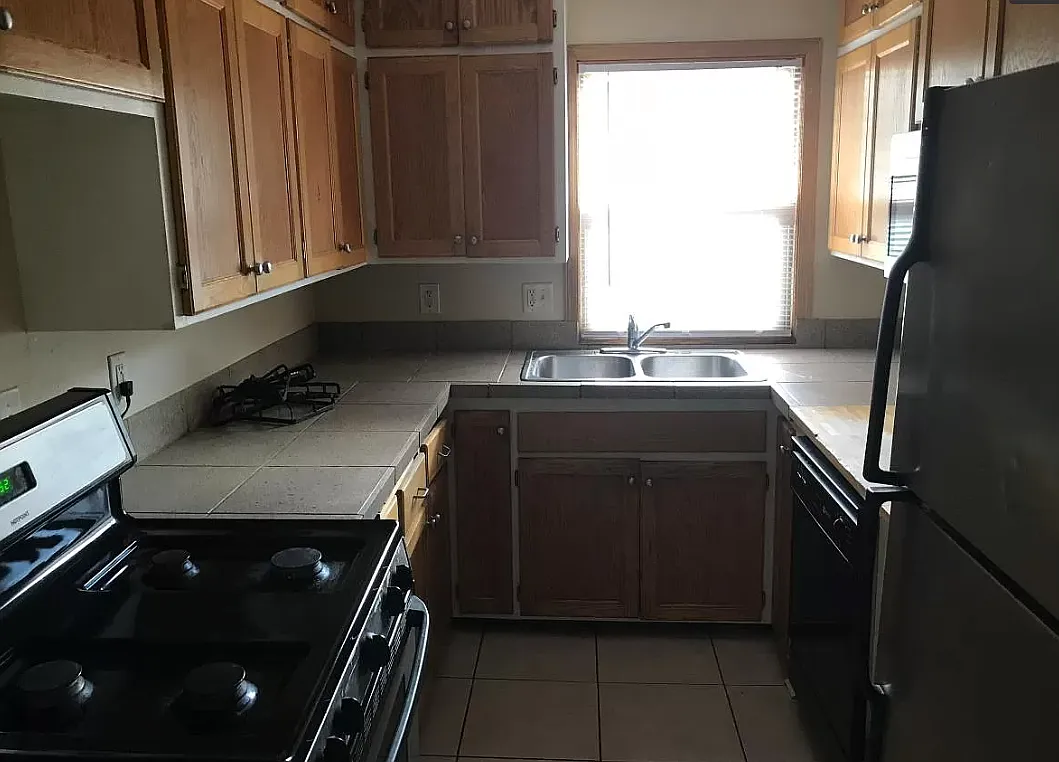 2419 Plymouth Avenue North - 202 — Photo 2