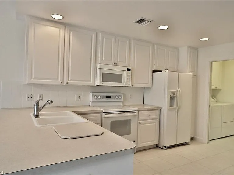 6182 Towncenter Cir — Photo 5