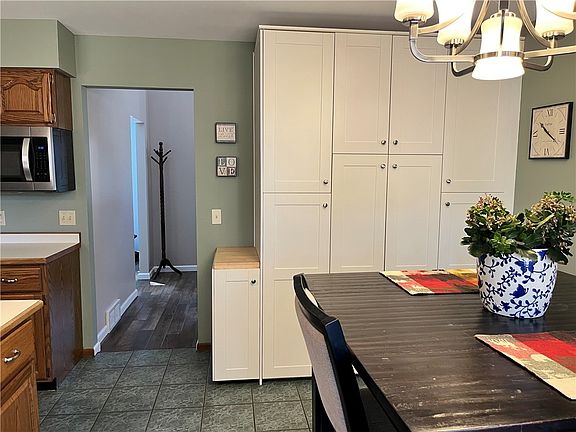 5th image of 650 Rassbach Street