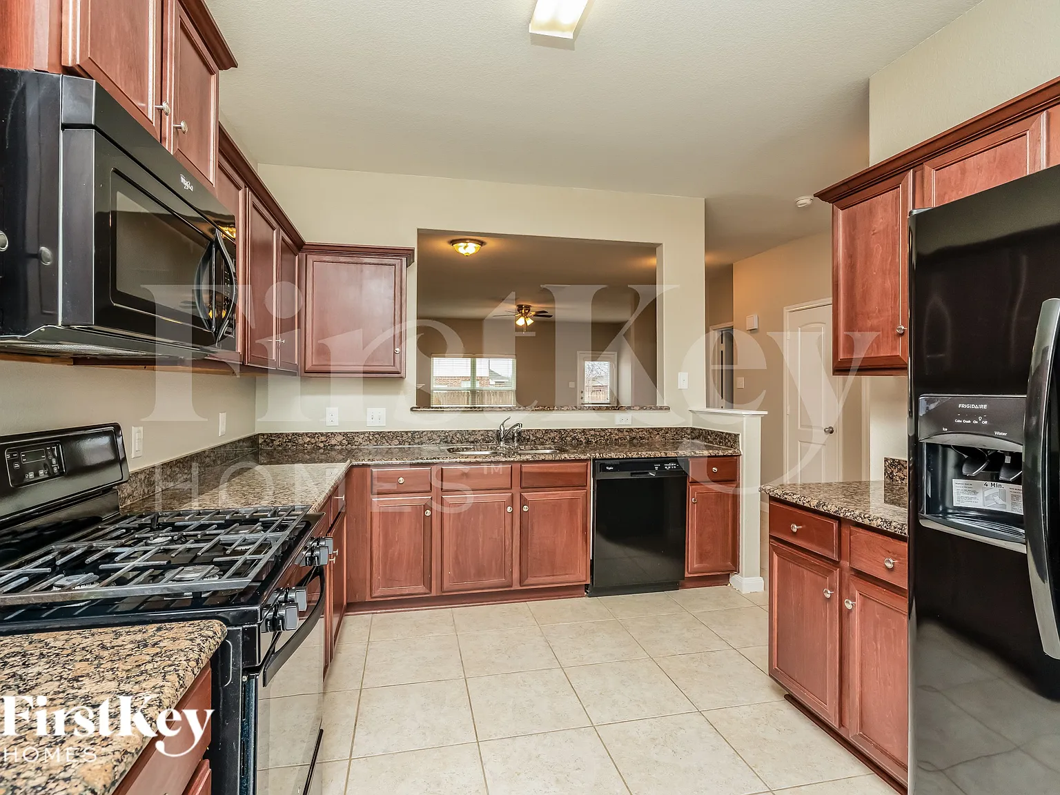 5 bed, 2.5 bath, 2724 sqft, $2,430 — Photo 4