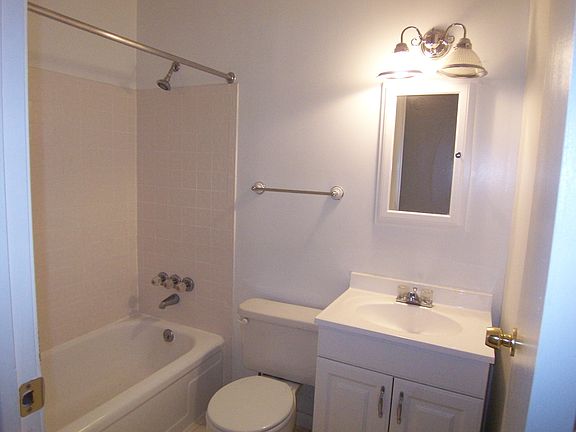 1st Floor Bath