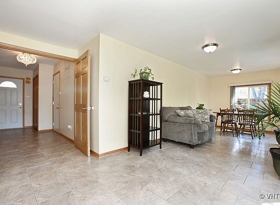 4th image of 34 Vantroba Dr