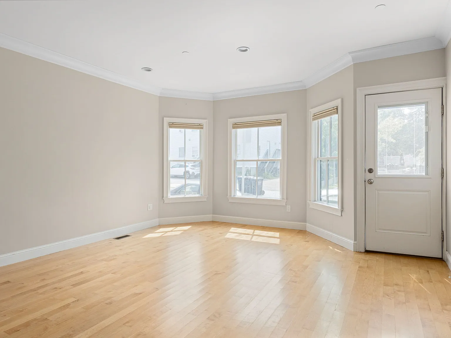 3 bed, 1421 sqft, $5,300 — Photo 3