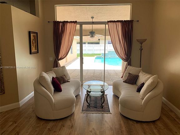 2nd image of 609 Verona Pl