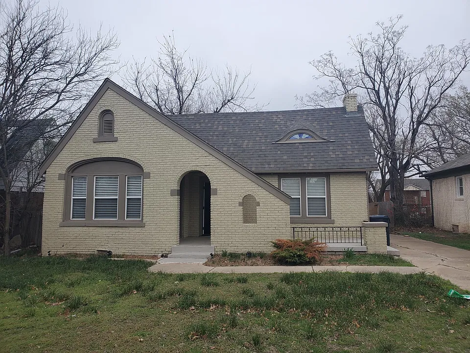 2224 N Indiana Ave