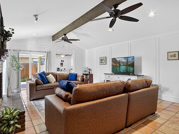 +Roku TV
+AC/ceiling fans
+Ornamental fireplace
+Excellent light
+Blackout curtains