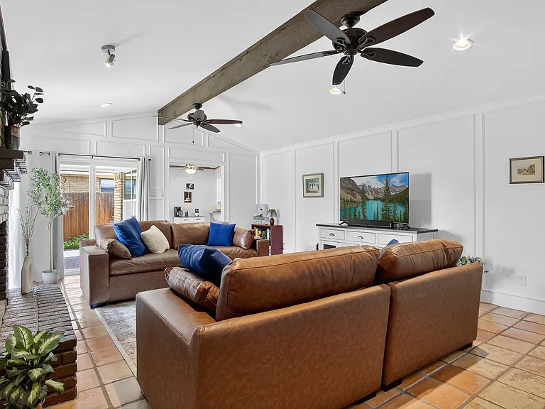 +Roku TV
+AC/ceiling fans
+Ornamental fireplace
+Excellent light
+Blackout curtains