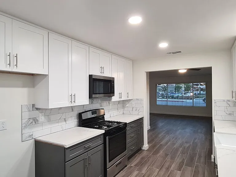 Newly Renovated 3 Bedroom Home in Orange — Photo 7