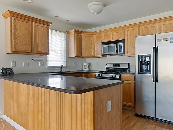 3rd image of 220 40th St