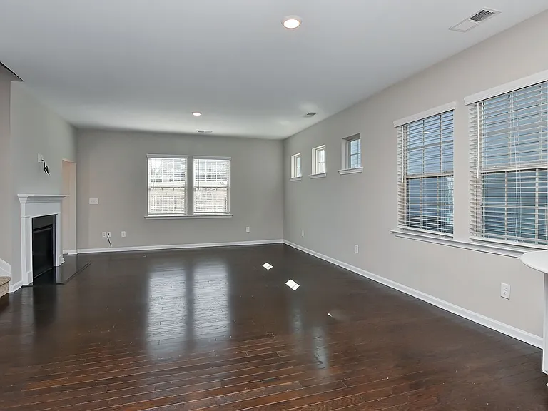1036 Easley St — Photo 6