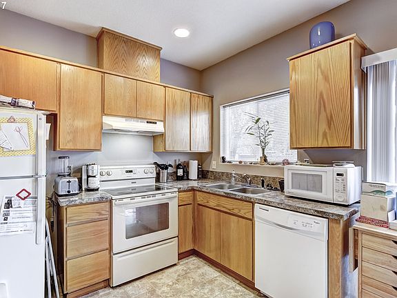 5th image of 997 SE 13th Ave