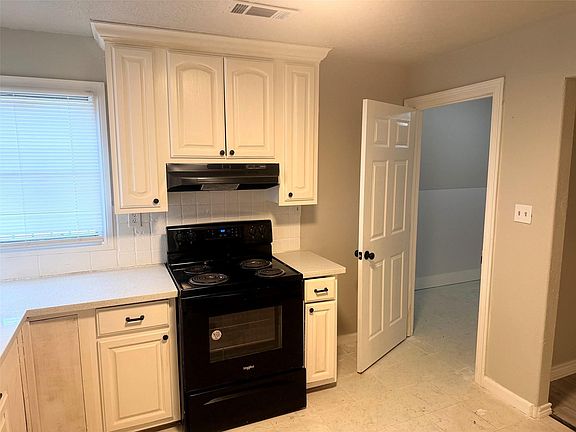 2nd image of 3150 Roberts St