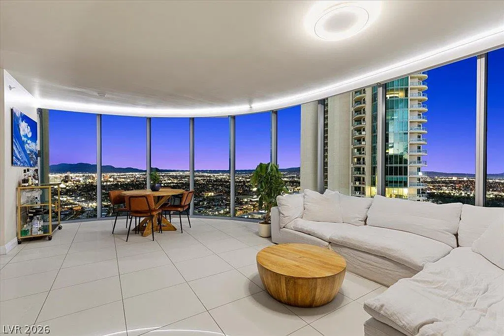 Turnberry Towers — Photo 1