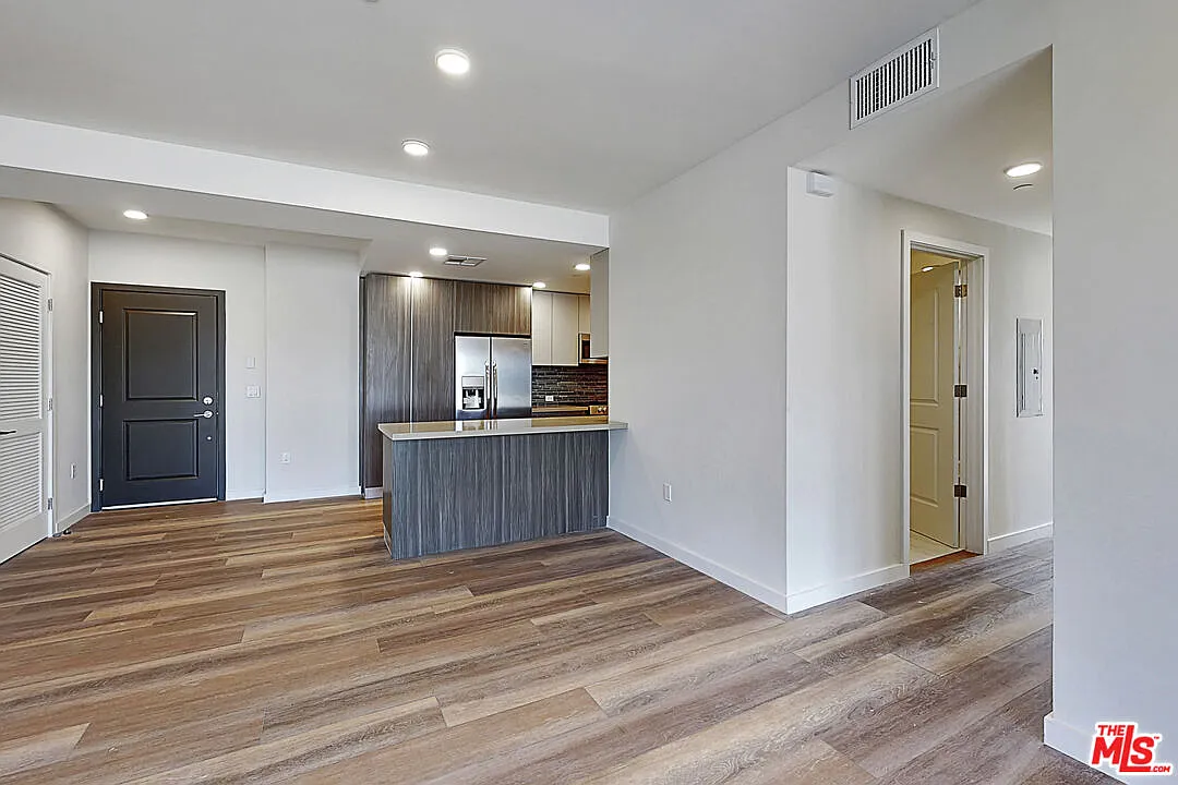 3 bed, 3.0 bath, 1640 sqft, $4,995 — Photo 2