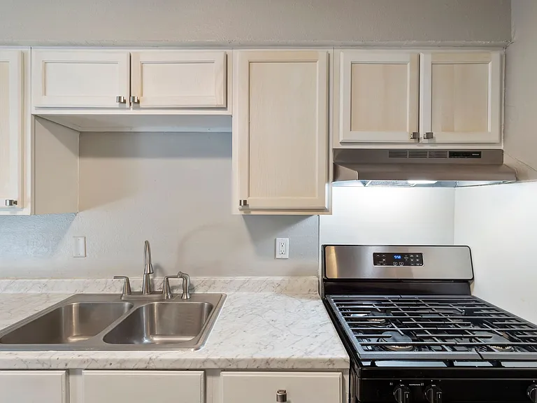 Crossroads Villa Apartments — Photo 23