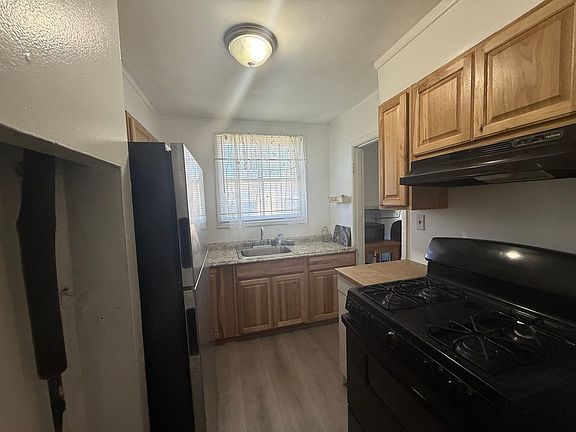 4th image of 215 Hunter Ave