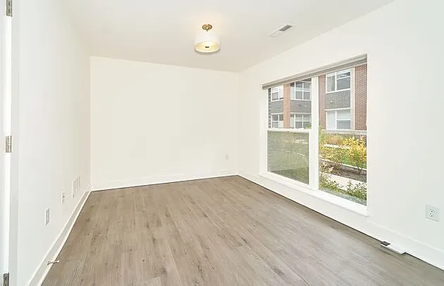 727 Perth Ln — Photo 3