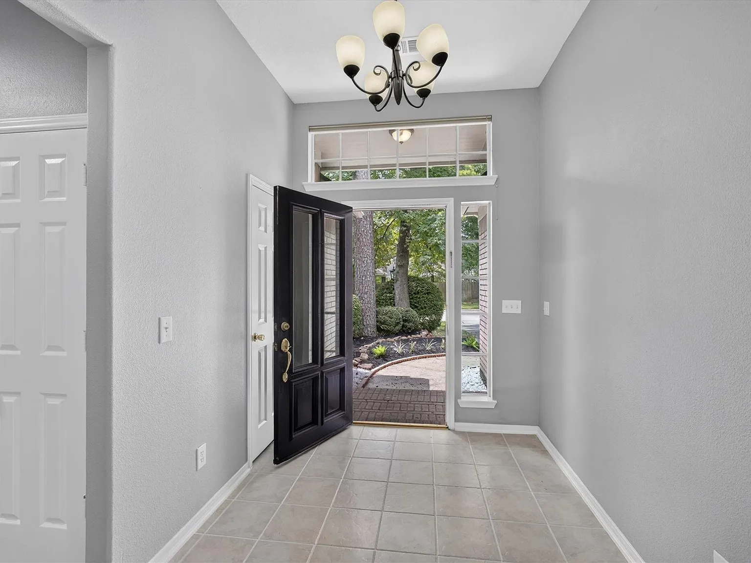 4 bed, 2.0 bath, 2245 sqft, $3,350 — Photo 4