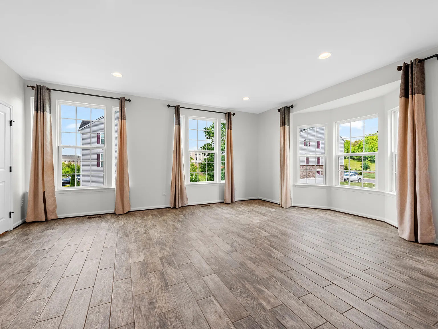 3 bed, 3.5 bath, 2459 sqft, $2,650 — Photo 3