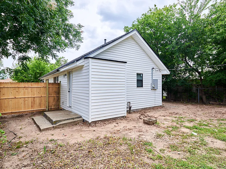 227 W Johnson St — Photo 20