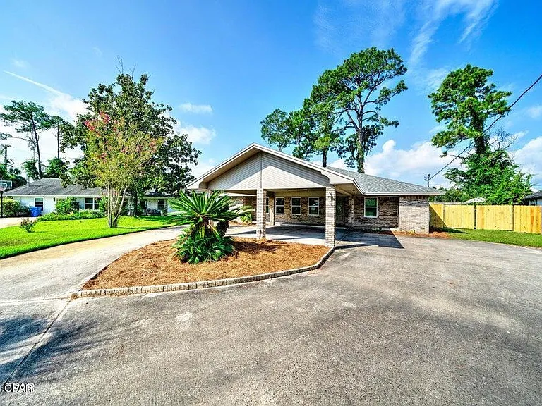 350 Greenwood Cir — Photo 2