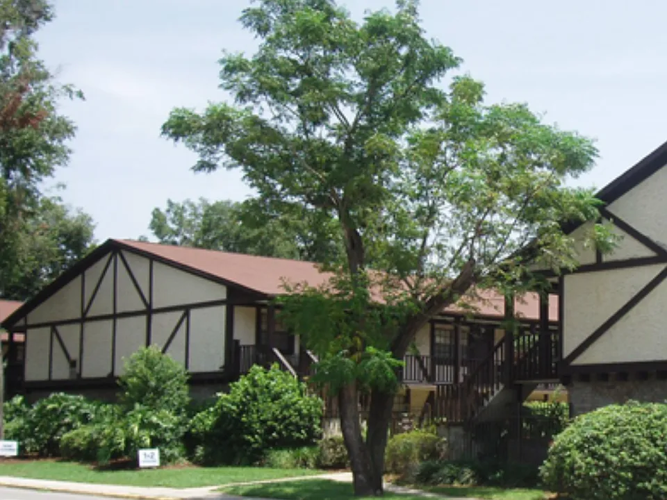 Lyn Village Apartments
