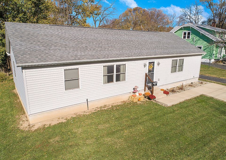 1st image of 209 E Blagrove St