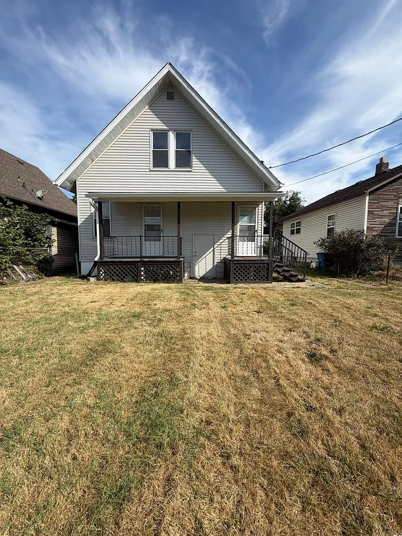 Charming 2 Bedroom Home with Bonus Room, Basement & Large Backyard — Photo 3