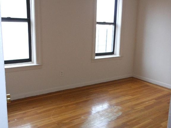3rd image of 3229 Steuben Ave