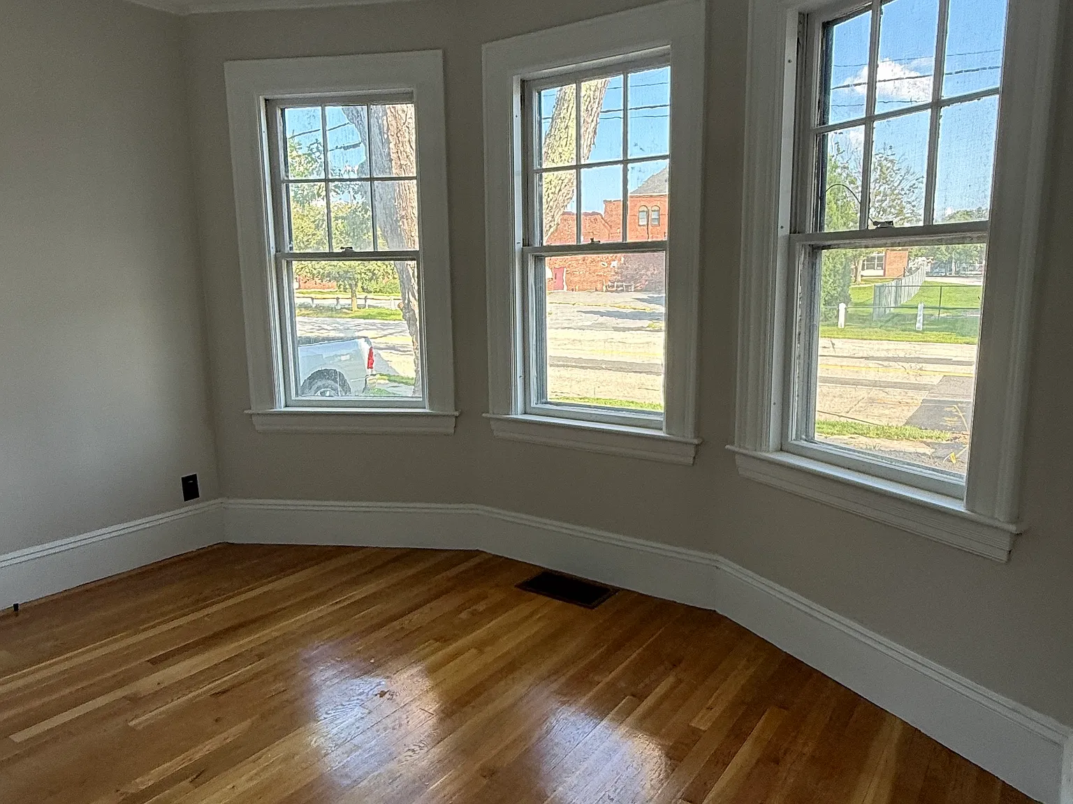 5 bed, 2700 sqft, $4,400 — Photo 4